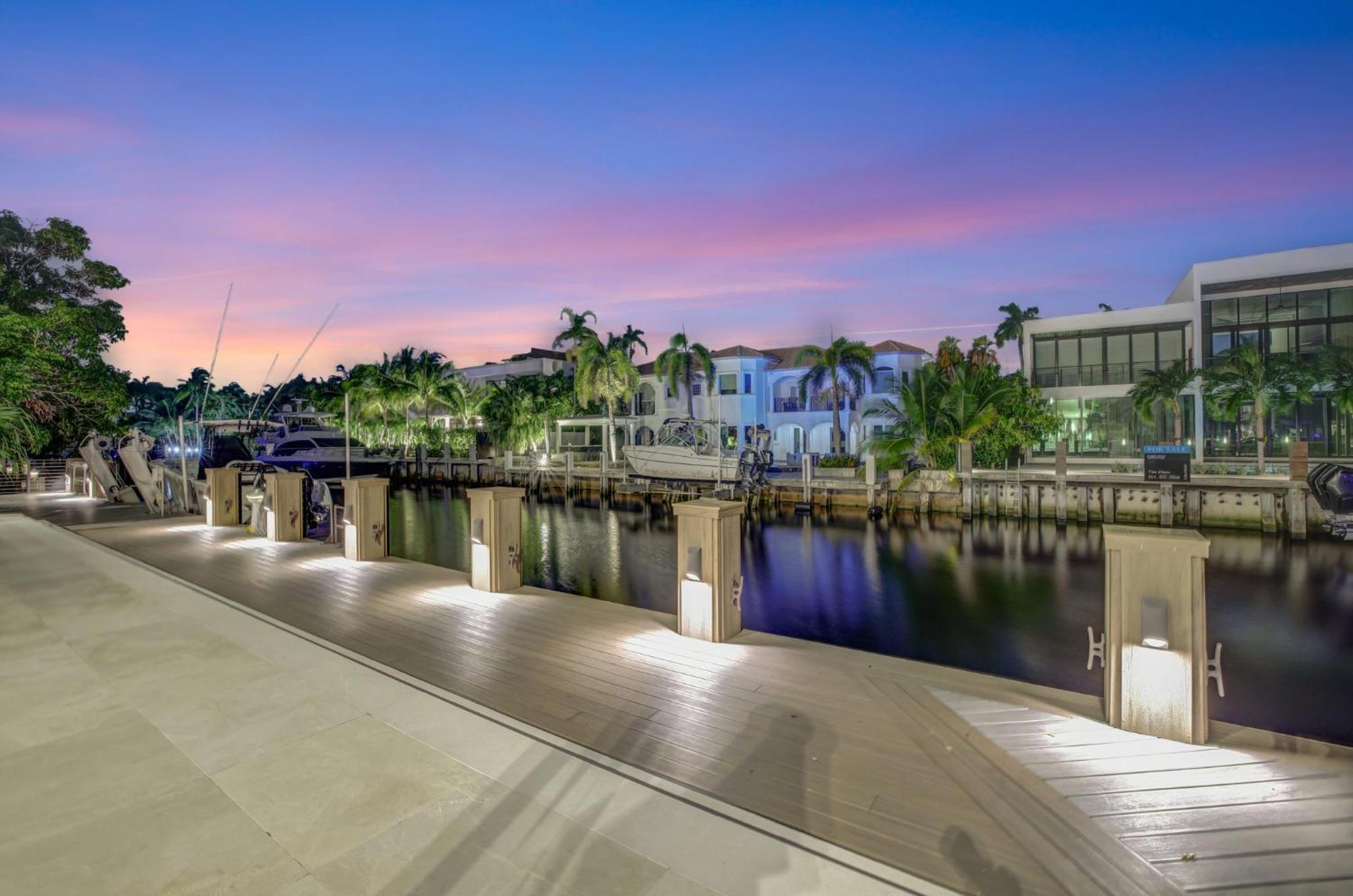 Holiday home Elegant Waterfront Estate 6br- 6.5ba