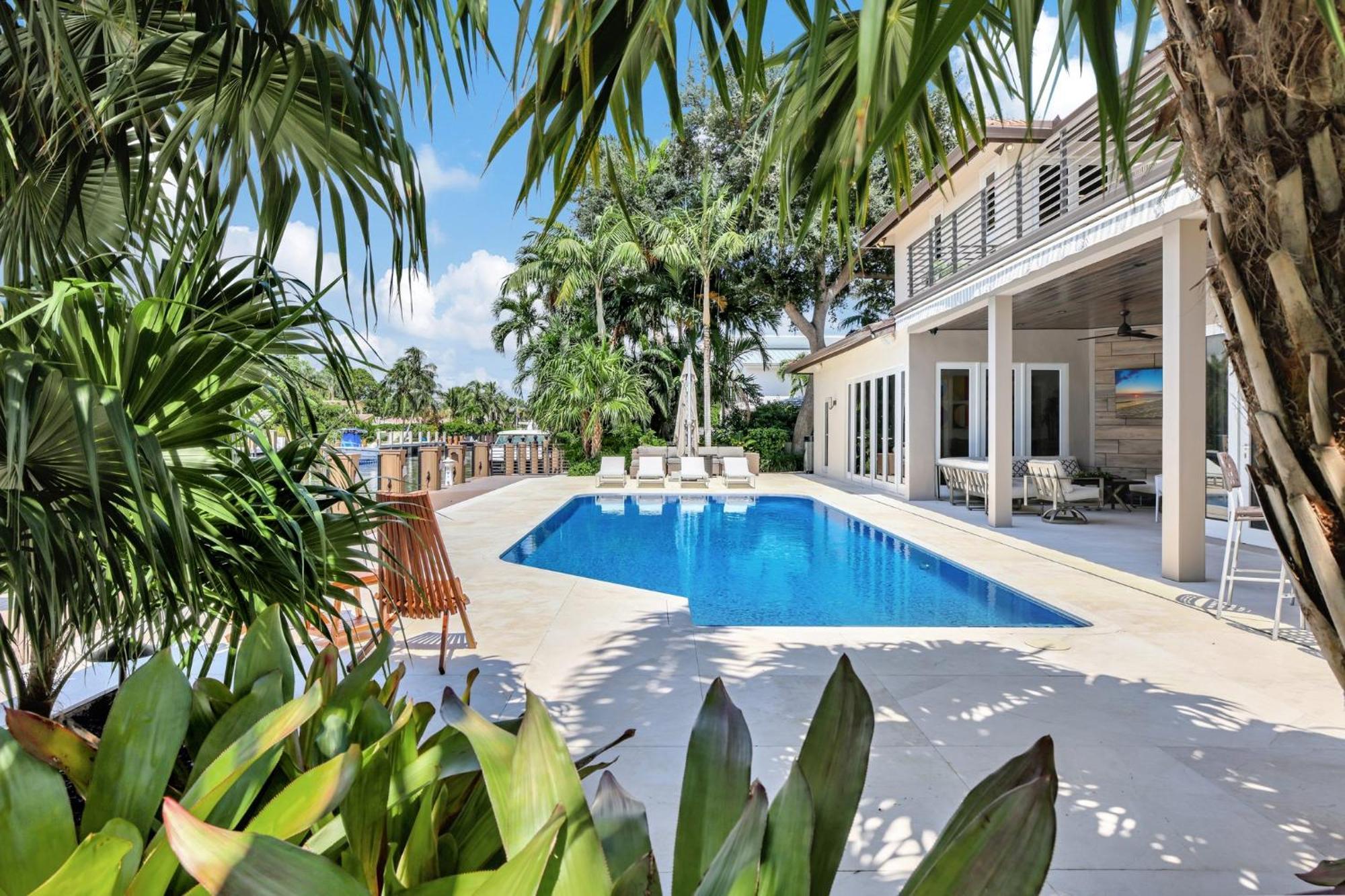 Elegant Waterfront Estate 6br- 6.5ba Holiday home