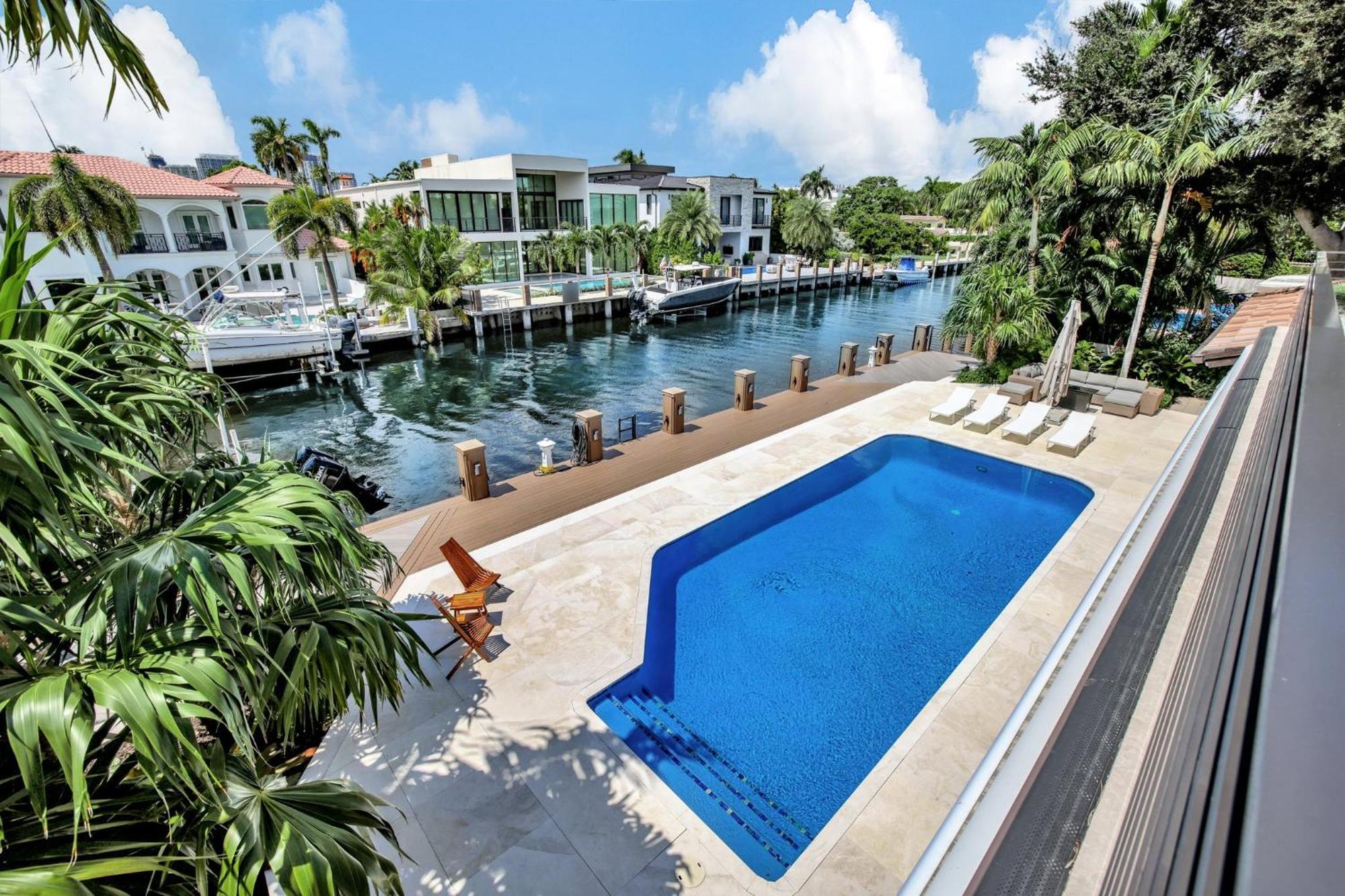 Holiday home Elegant Waterfront Estate 6br- 6.5ba
