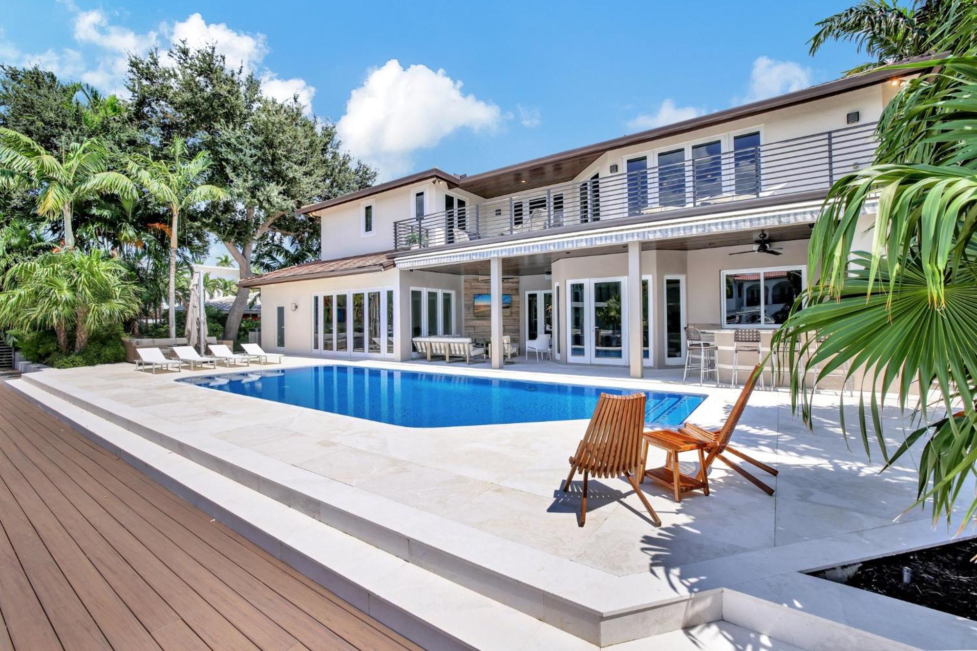 Elegant Waterfront Estate 6br- 6.5ba Holiday home