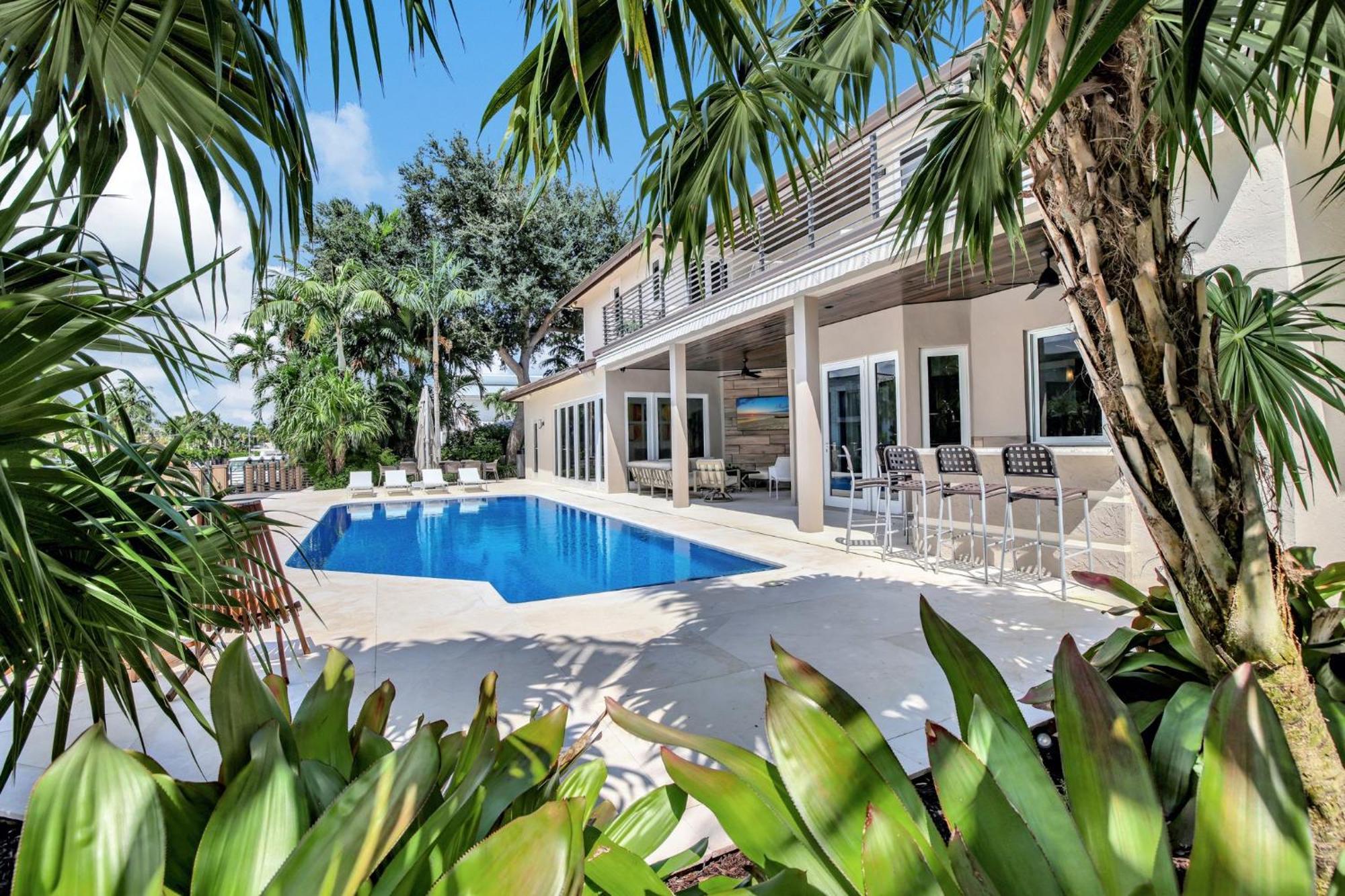 Elegant Waterfront Estate 6br- 6.5ba