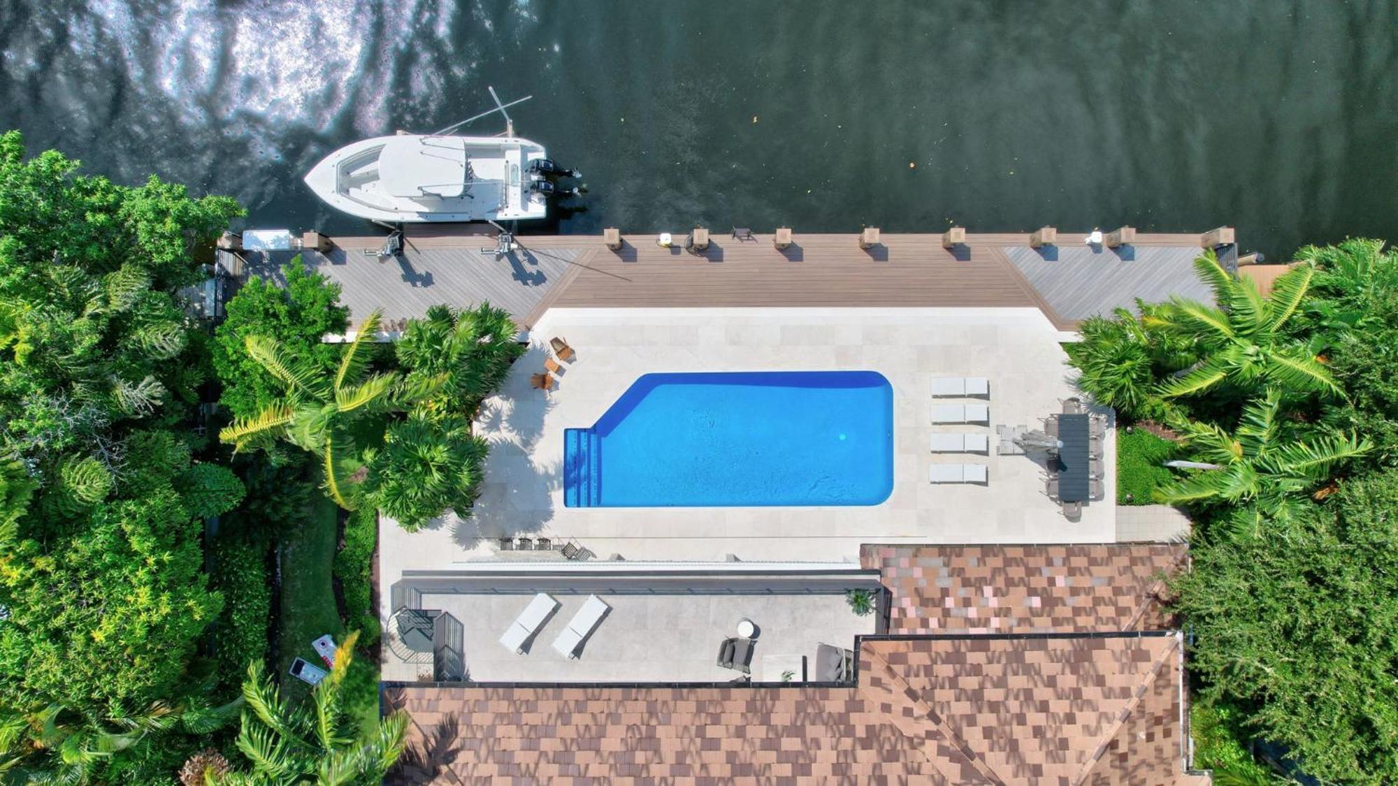 Elegant Waterfront Estate 6br- 6.5ba Holiday home *
