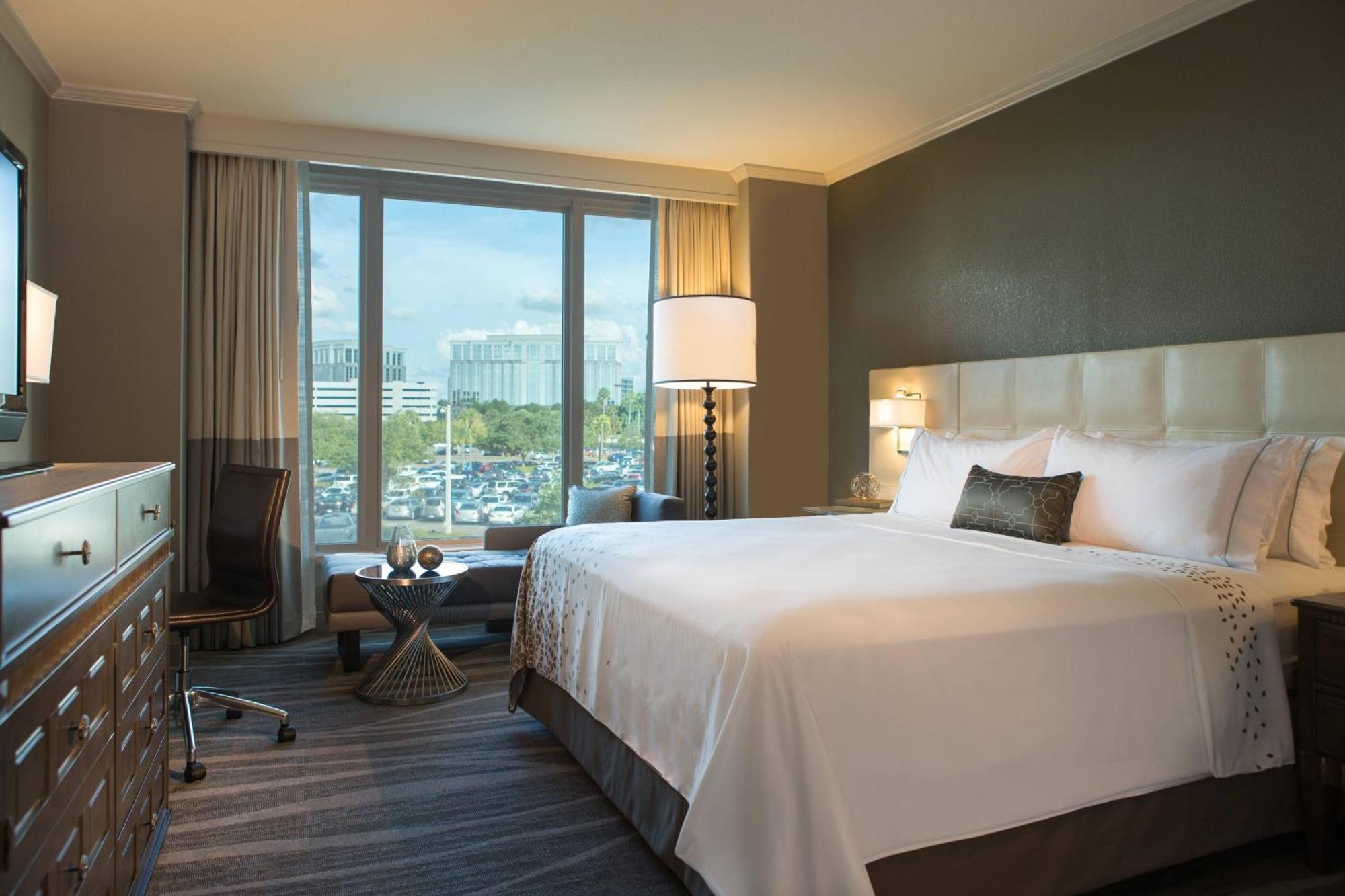 Hotel Renaissance International Plaza 4*
