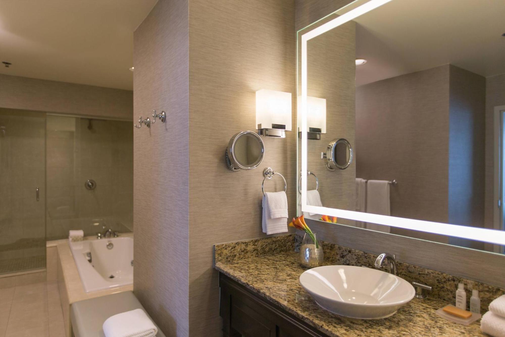 Renaissance International Plaza 4*