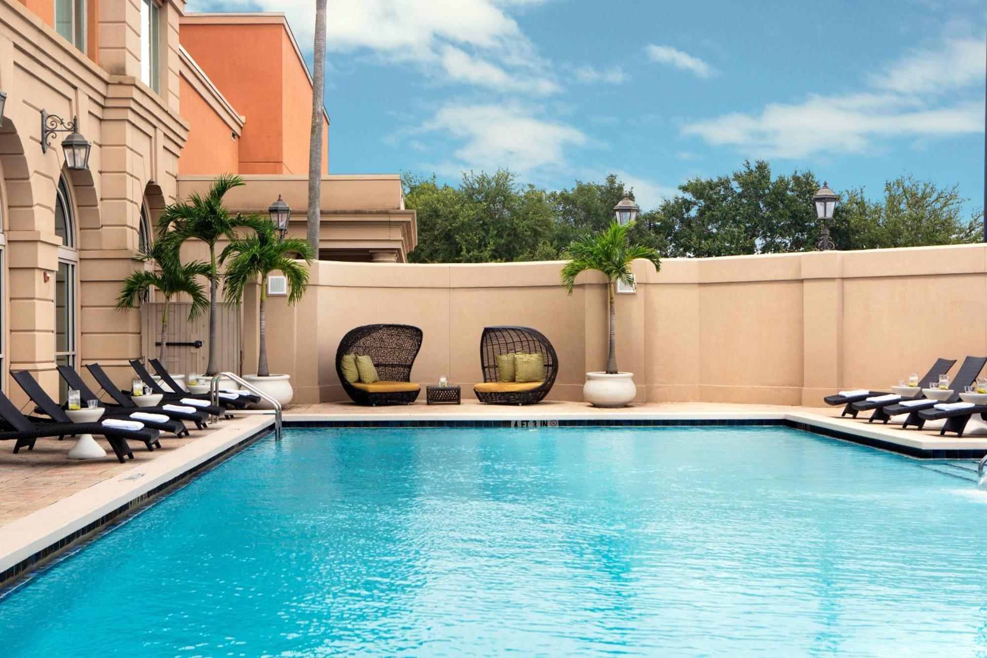 Renaissance International Plaza Hotel 4*