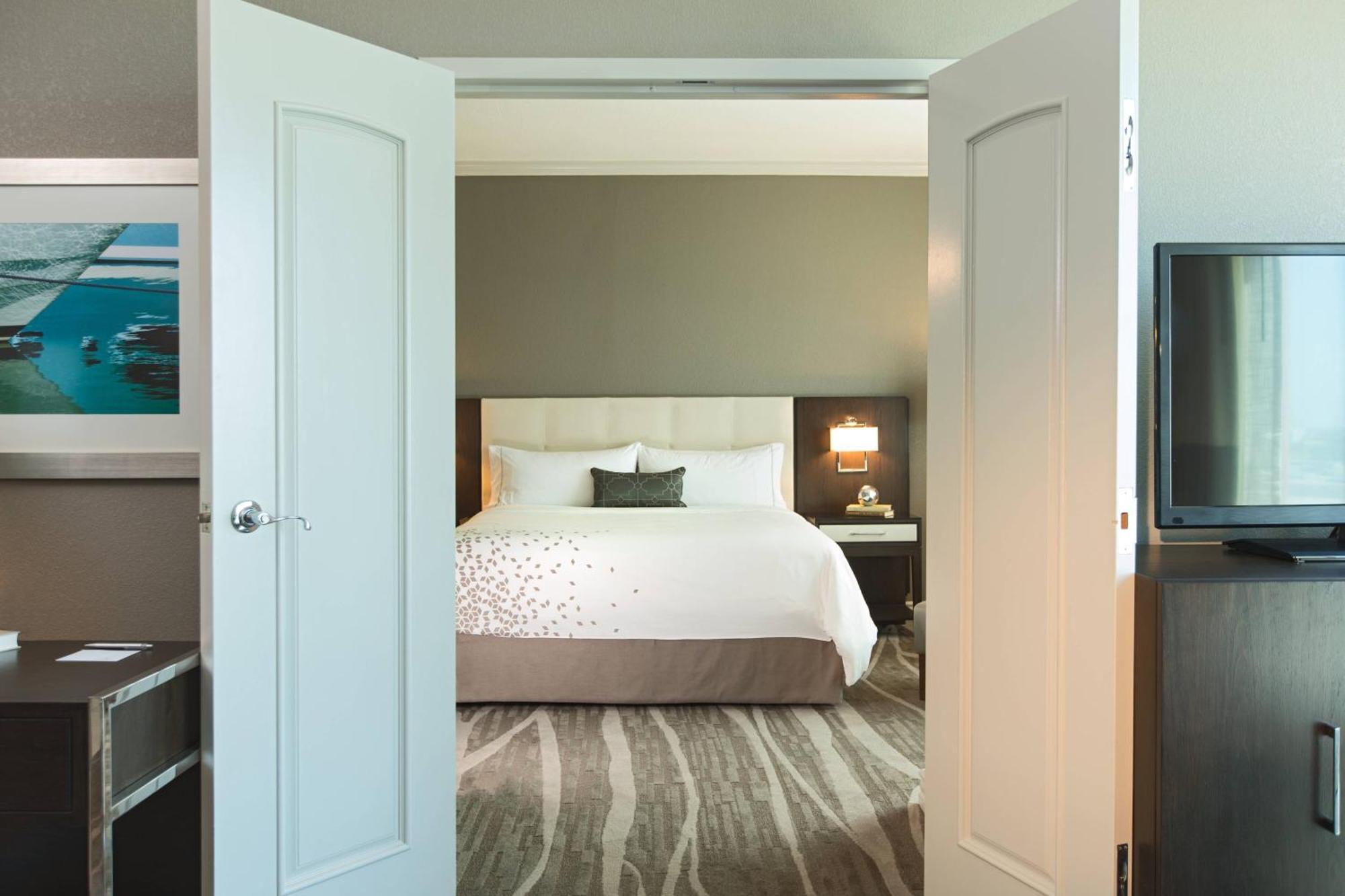 Renaissance International Plaza 4*