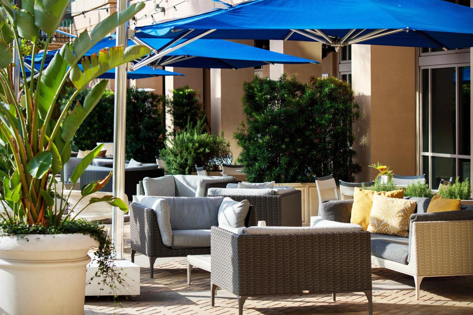 Hotel Renaissance International Plaza 4*