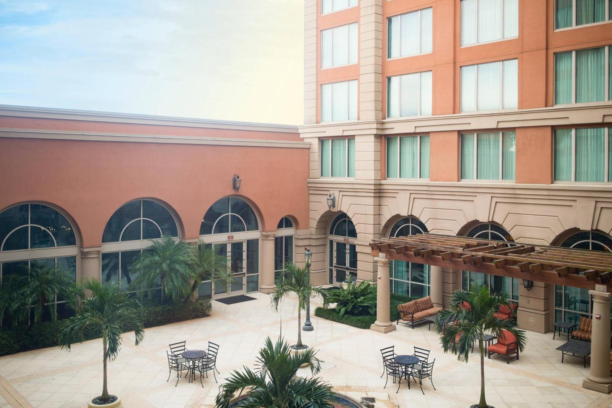 Renaissance International Plaza Hotel 4*