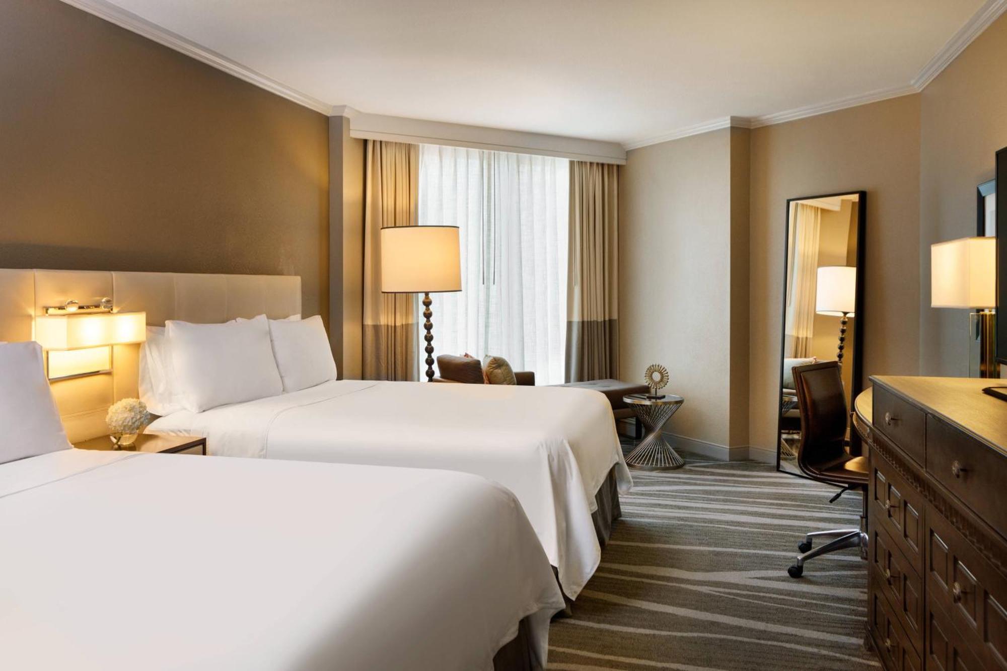 Hotel Renaissance International Plaza 4*