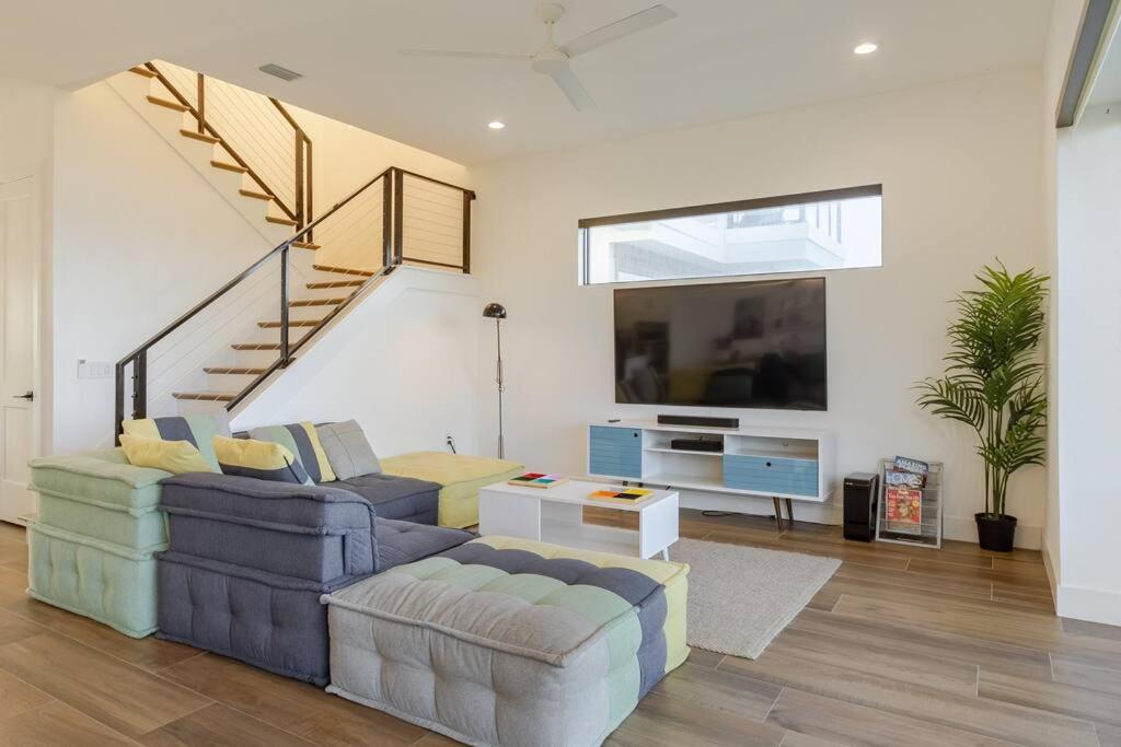 Oceanfront 4-bed Designer With Private Pool