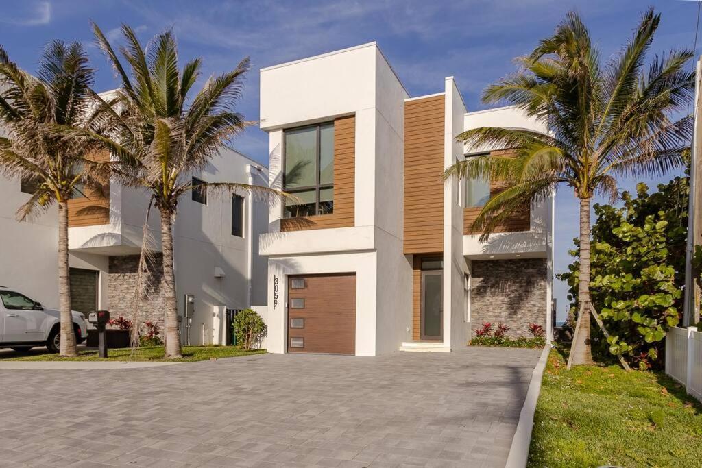 Oceanfront 4-bed Designer With Private Pool