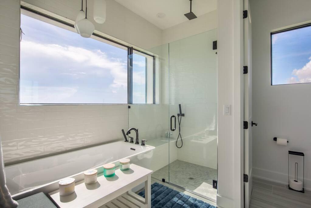 Oceanfront 4-bed Designer With Private Pool