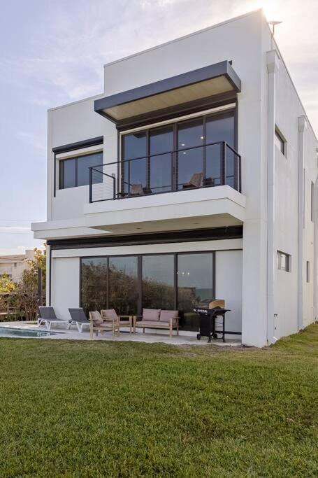 Oceanfront 4-bed Designer With Private Pool