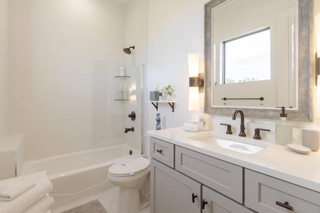 Oceanfront 4-bed Designer With Private Pool