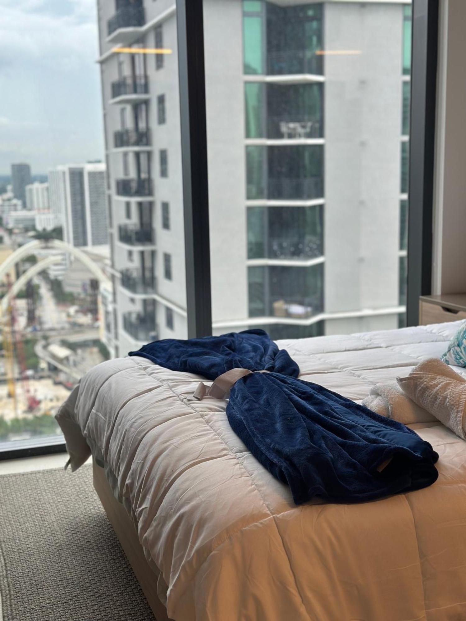Glamorous Gale Ocean View Balcony & Apartment