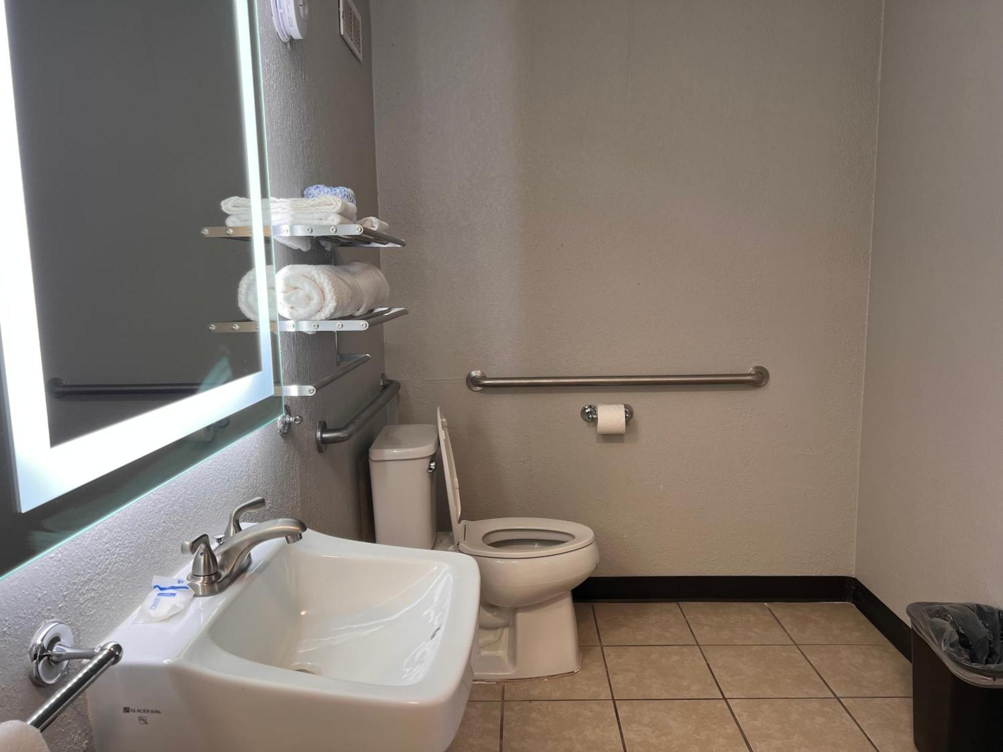 Rodeway Inn 4*