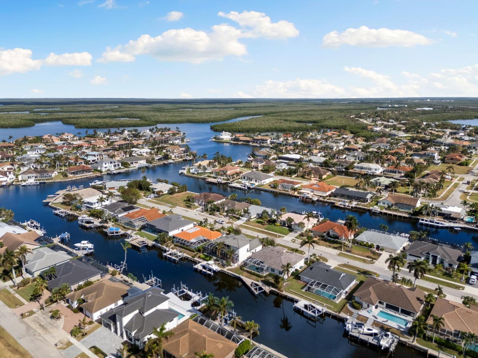 Unique 5 Bed Waterfront Woodbine Ct With Private Pool Holiday home