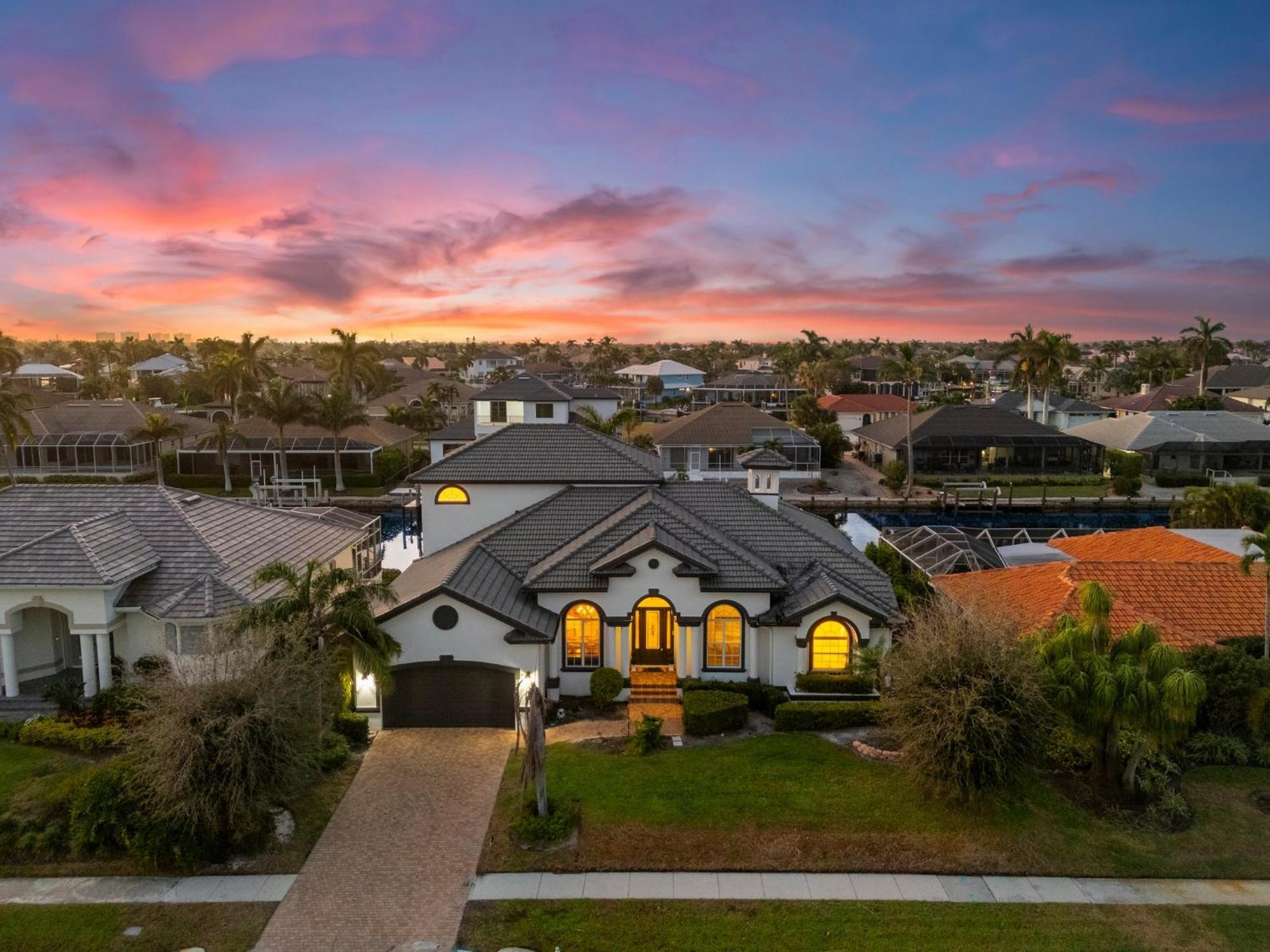 Holiday home Unique 5 Bed Waterfront Woodbine Ct With Private Pool *