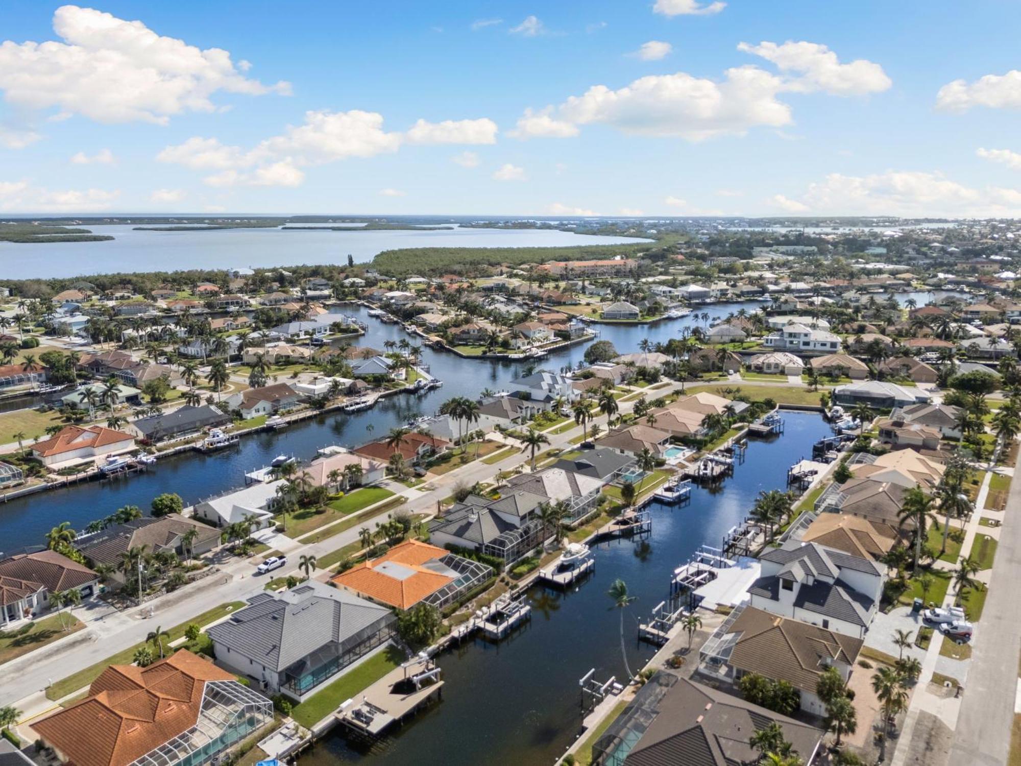 Unique 5 Bed Waterfront Woodbine Ct With Private Pool Holiday home