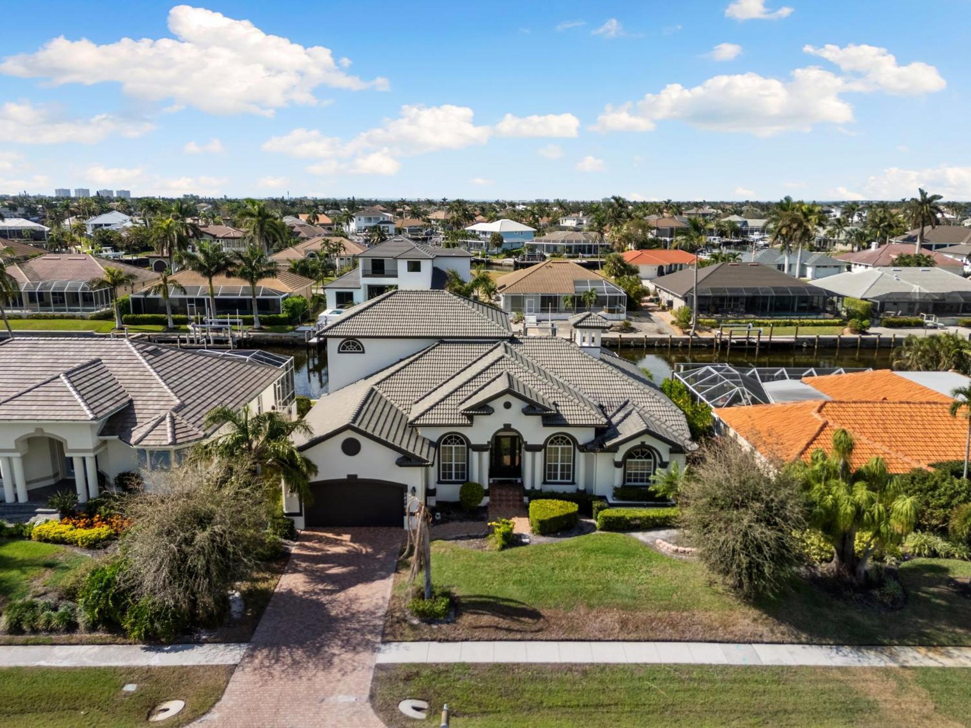 Unique 5 Bed Waterfront Woodbine Ct With Private Pool Holiday home Marco Island