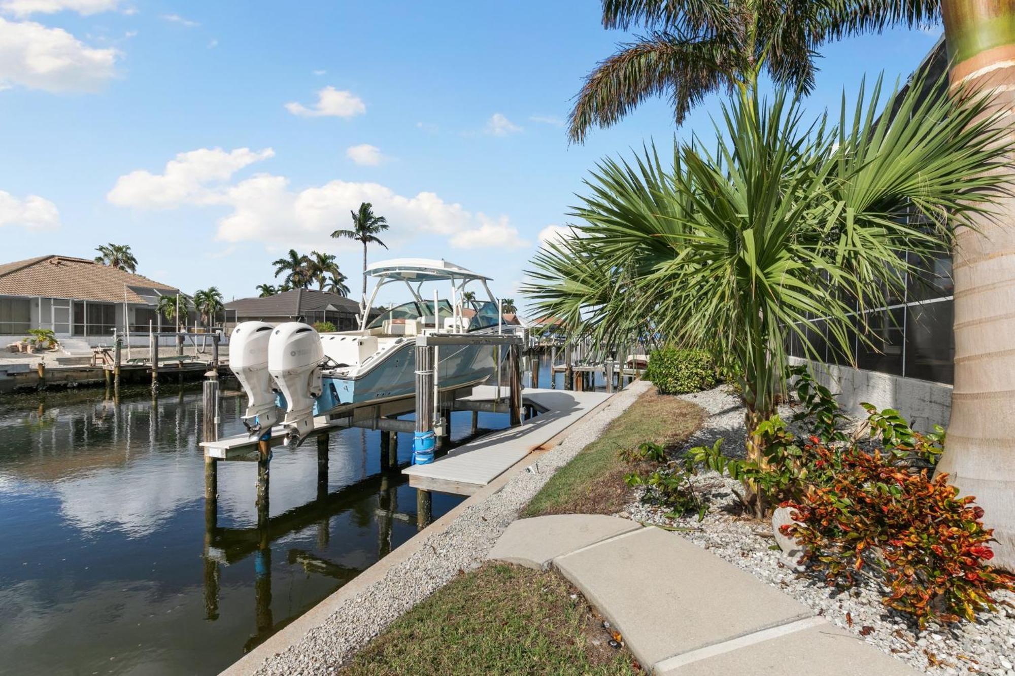 Holiday home Unique 5 Bed Waterfront Woodbine Ct With Private Pool