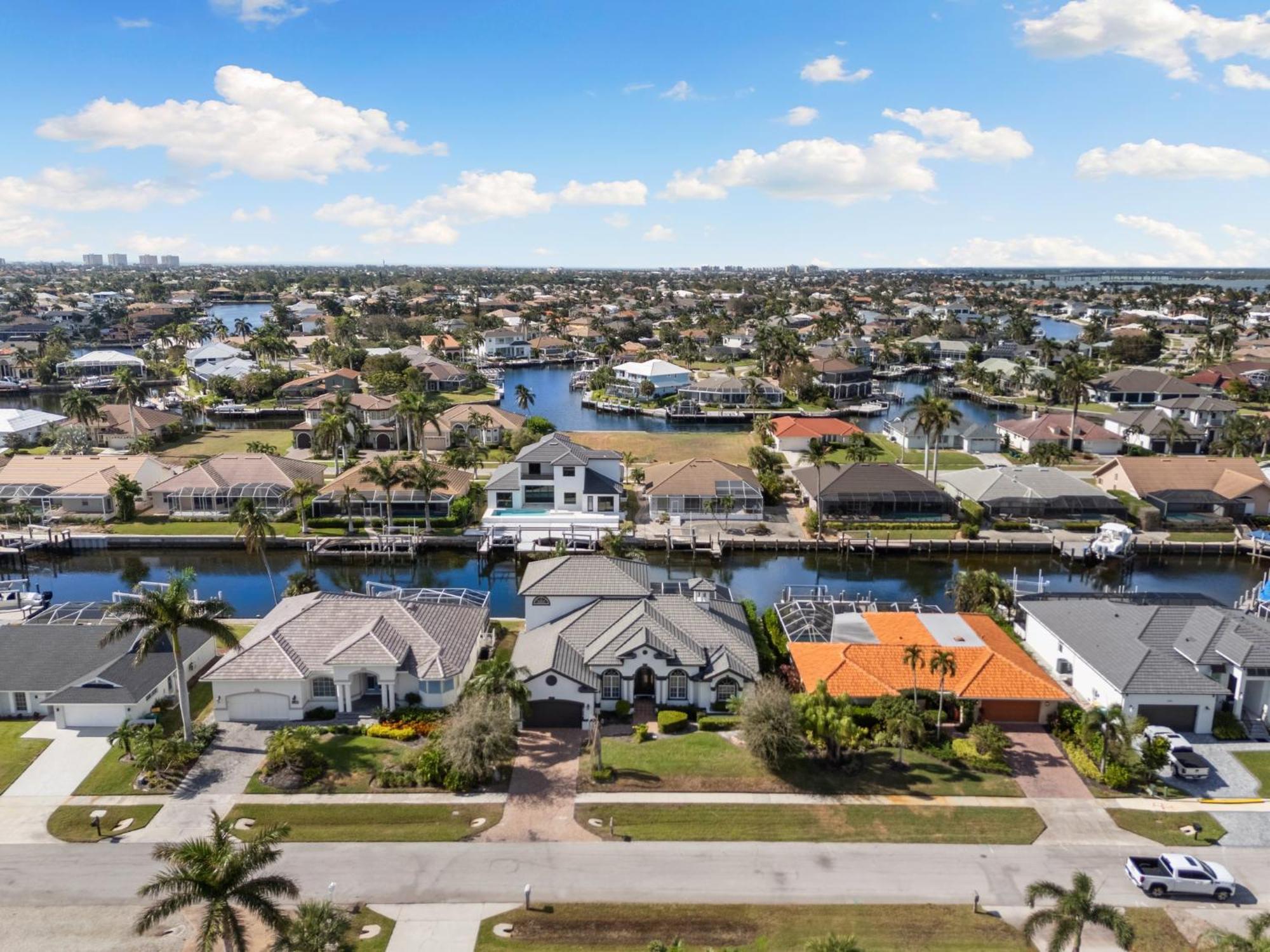 Holiday home Unique 5 Bed Waterfront Woodbine Ct With Private Pool *