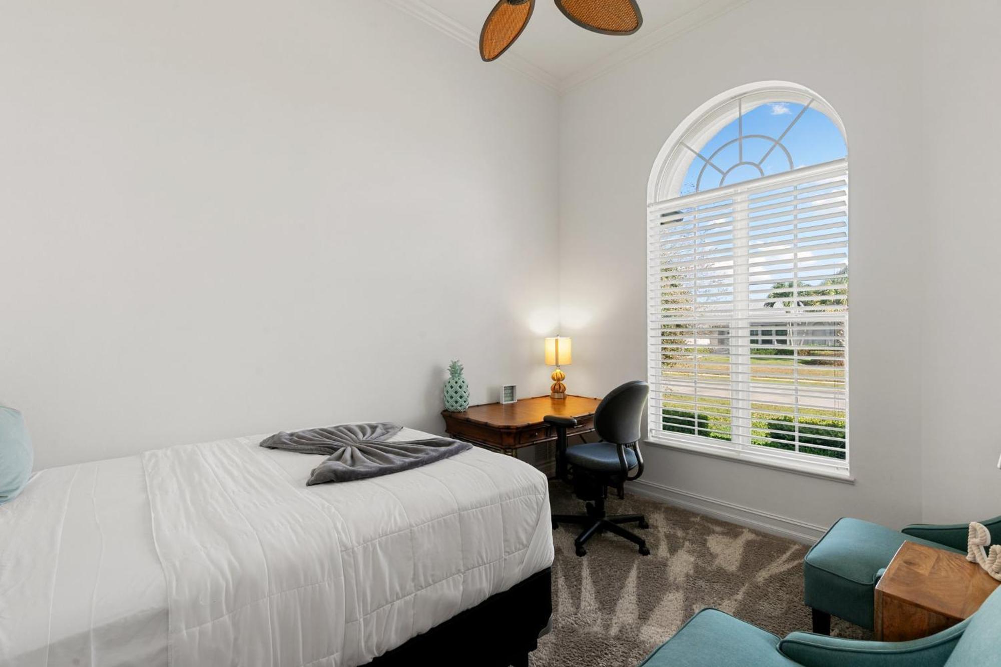Holiday home Unique 5 Bed Waterfront Woodbine Ct With Private Pool