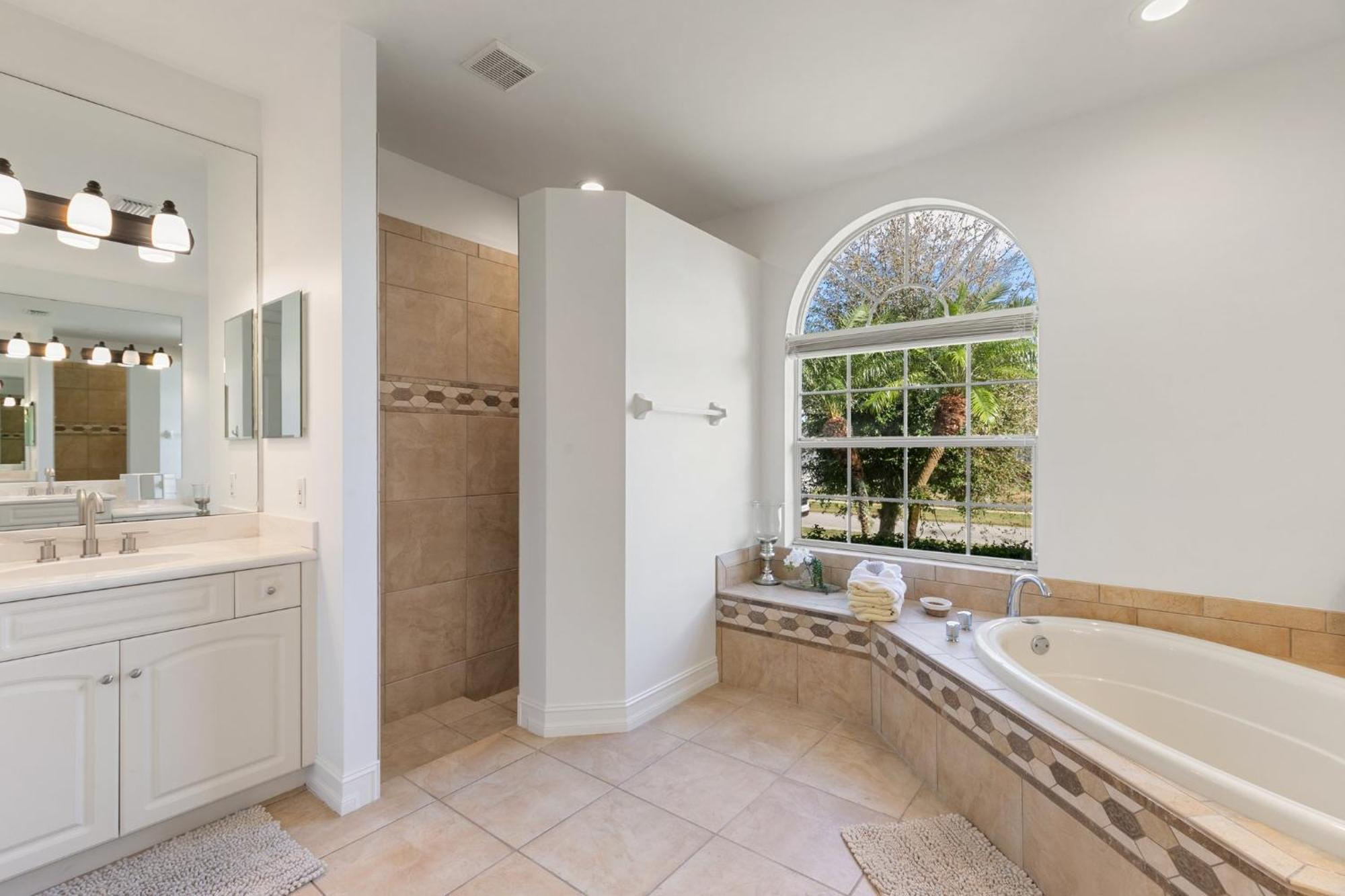 Unique 5 Bed Waterfront Woodbine Ct With Private Pool Holiday home *