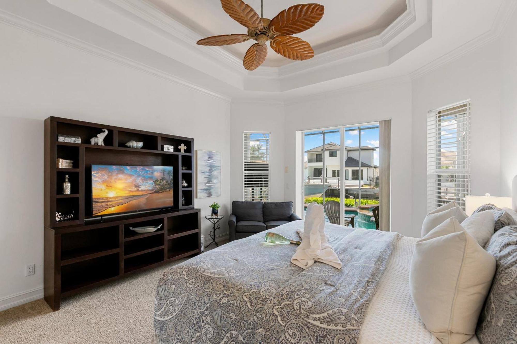 Unique 5 Bed Waterfront Woodbine Ct With Private Pool Holiday home