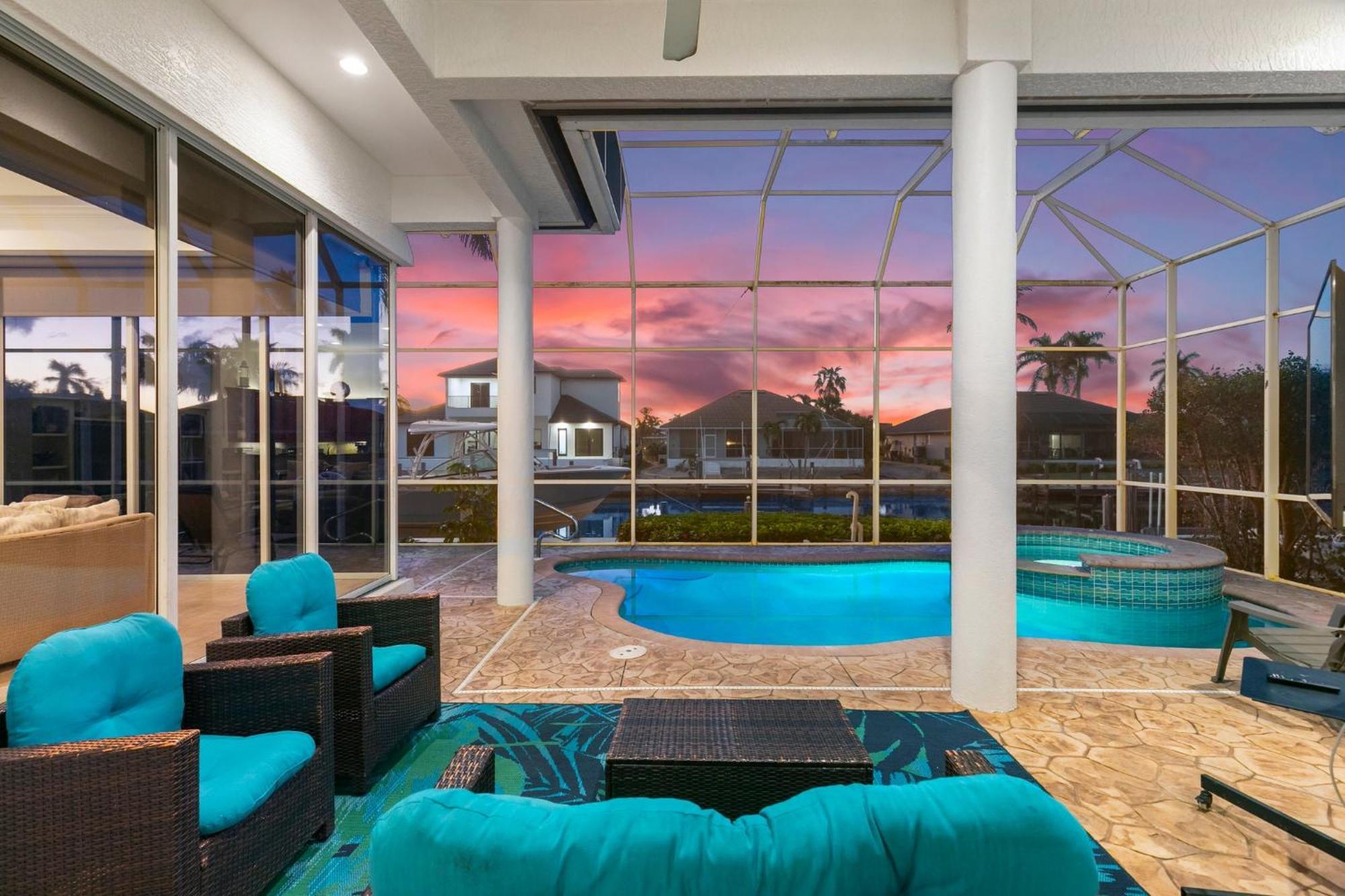 Holiday home Unique 5 Bed Waterfront Woodbine Ct With Private Pool *