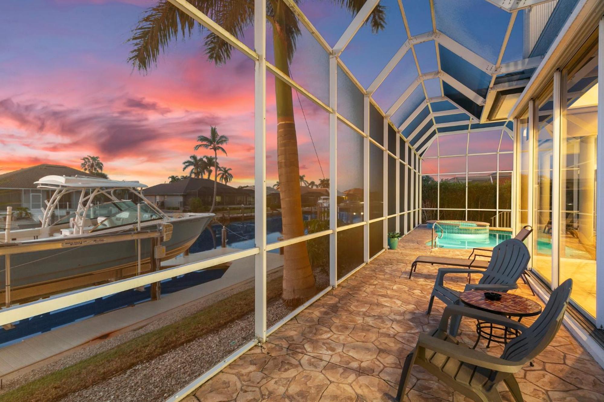 Unique 5 Bed Waterfront Woodbine Ct With Private Pool Holiday home *
