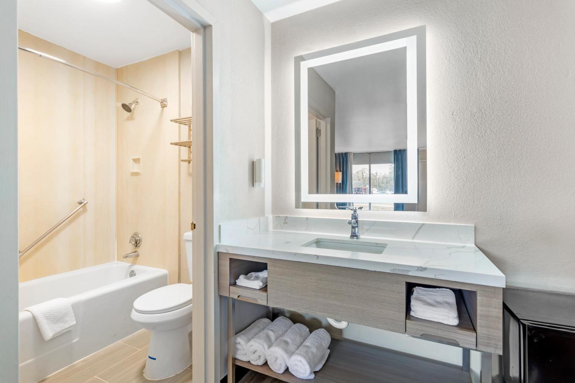 Rodeway Inn 4*