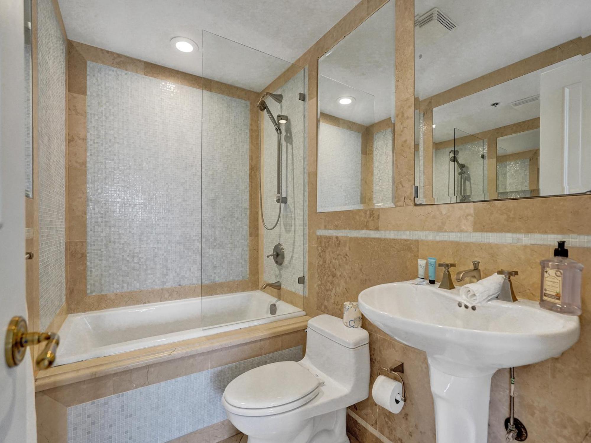 Apartment Ocean Front Penthouse 2bd 2 Balconies Ph-2