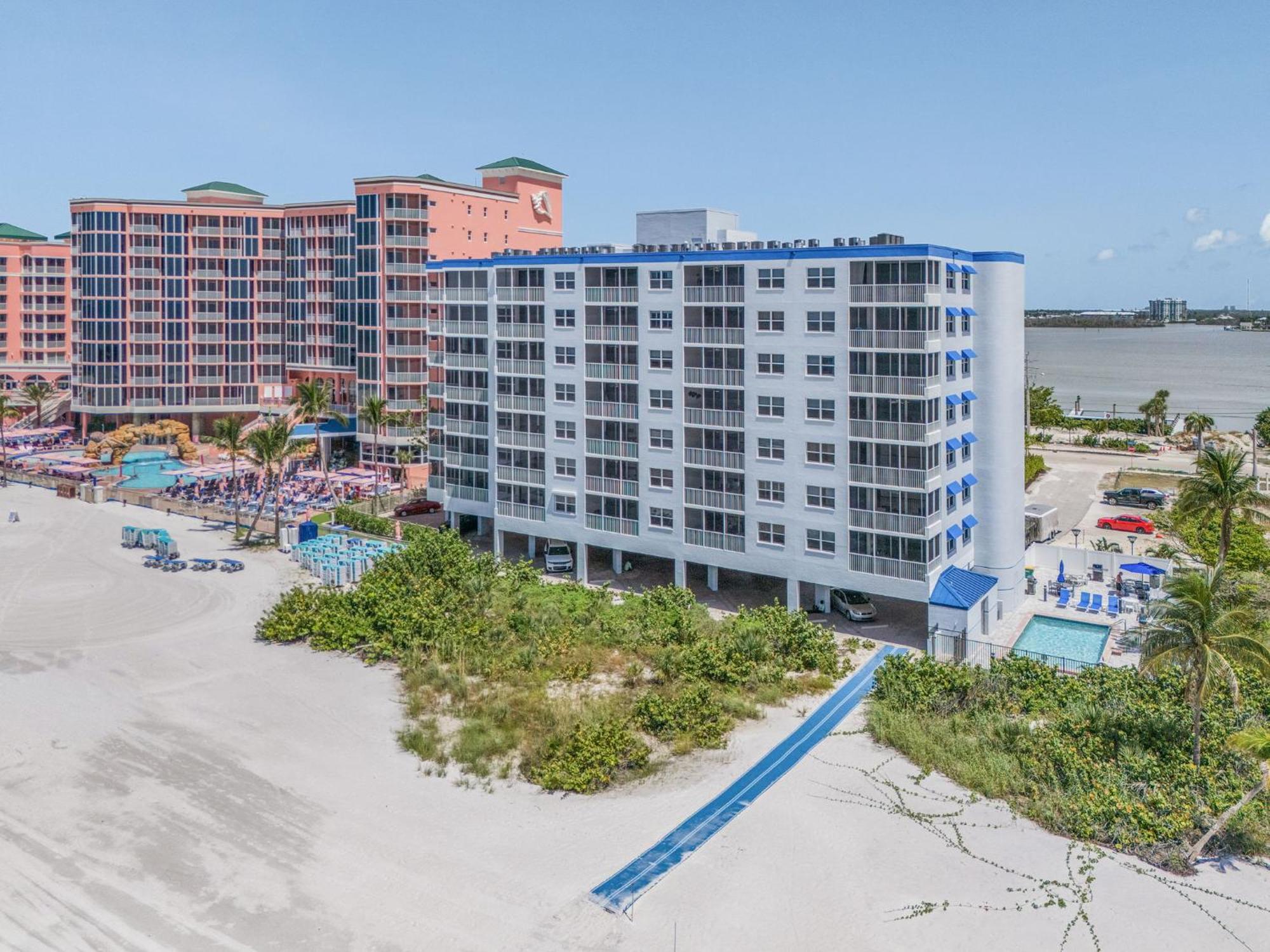 Newly Remodeled Gulf-view W/ Pool & Lanai Holiday home Fort Myers Beach