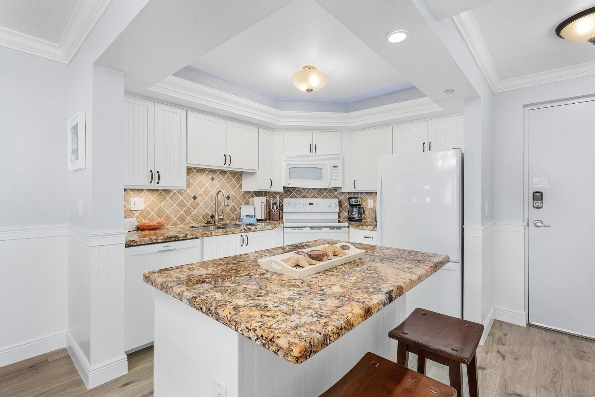 Beachfront Bliss: Gulf Views, Pool, Sleeps 8! Holiday home Fort Myers Beach