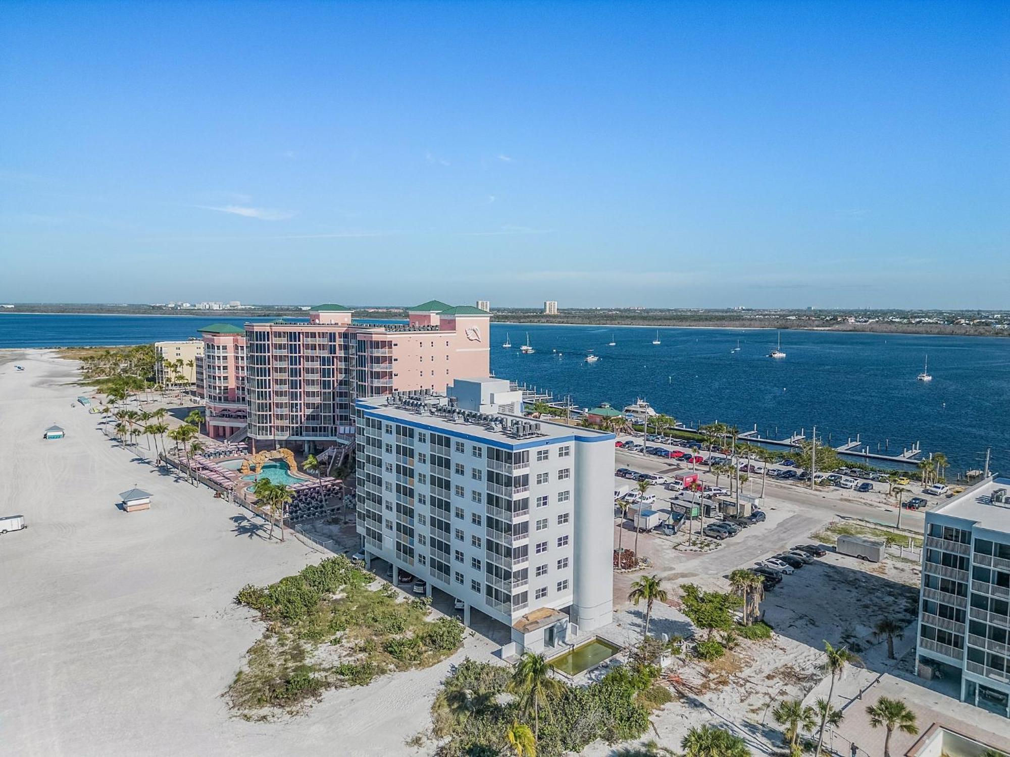 Holiday home Beachfront Bliss: Gulf Views, Pool, Sleeps 8!