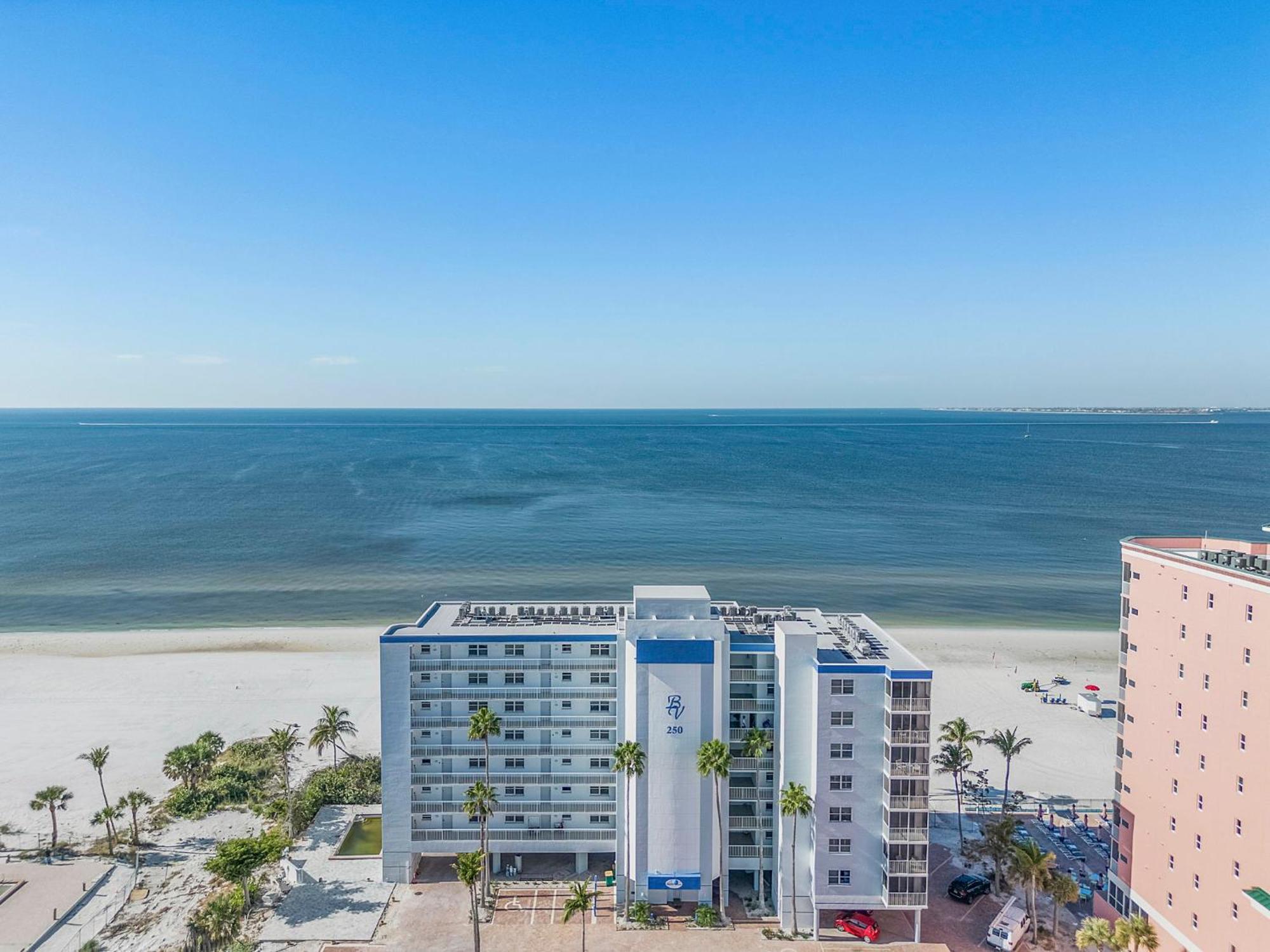 Estero Island 2br: Gulf Views, Pool, & Bbq Area *