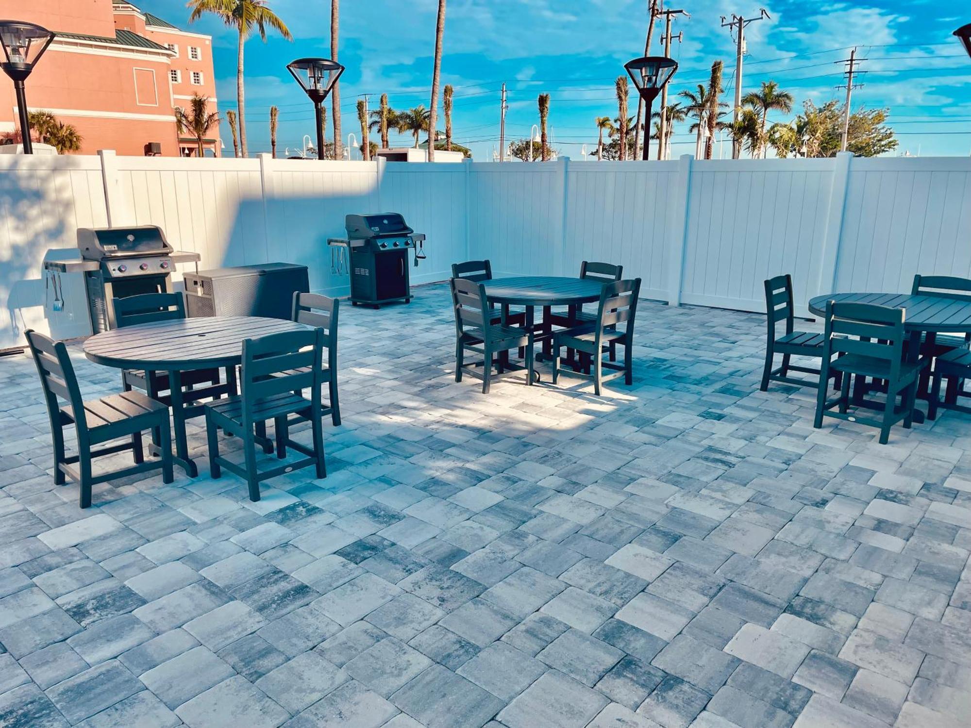 Estero Island 2br: Gulf Views, Pool, & Bbq Area Holiday home *