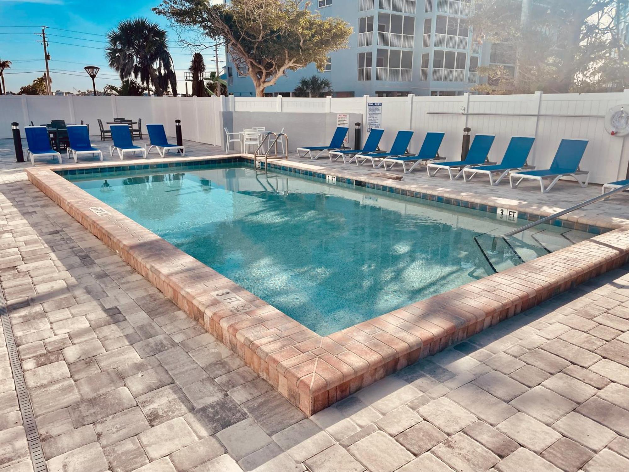 Estero Island 2br: Gulf Views, Pool, & Bbq Area Holiday home