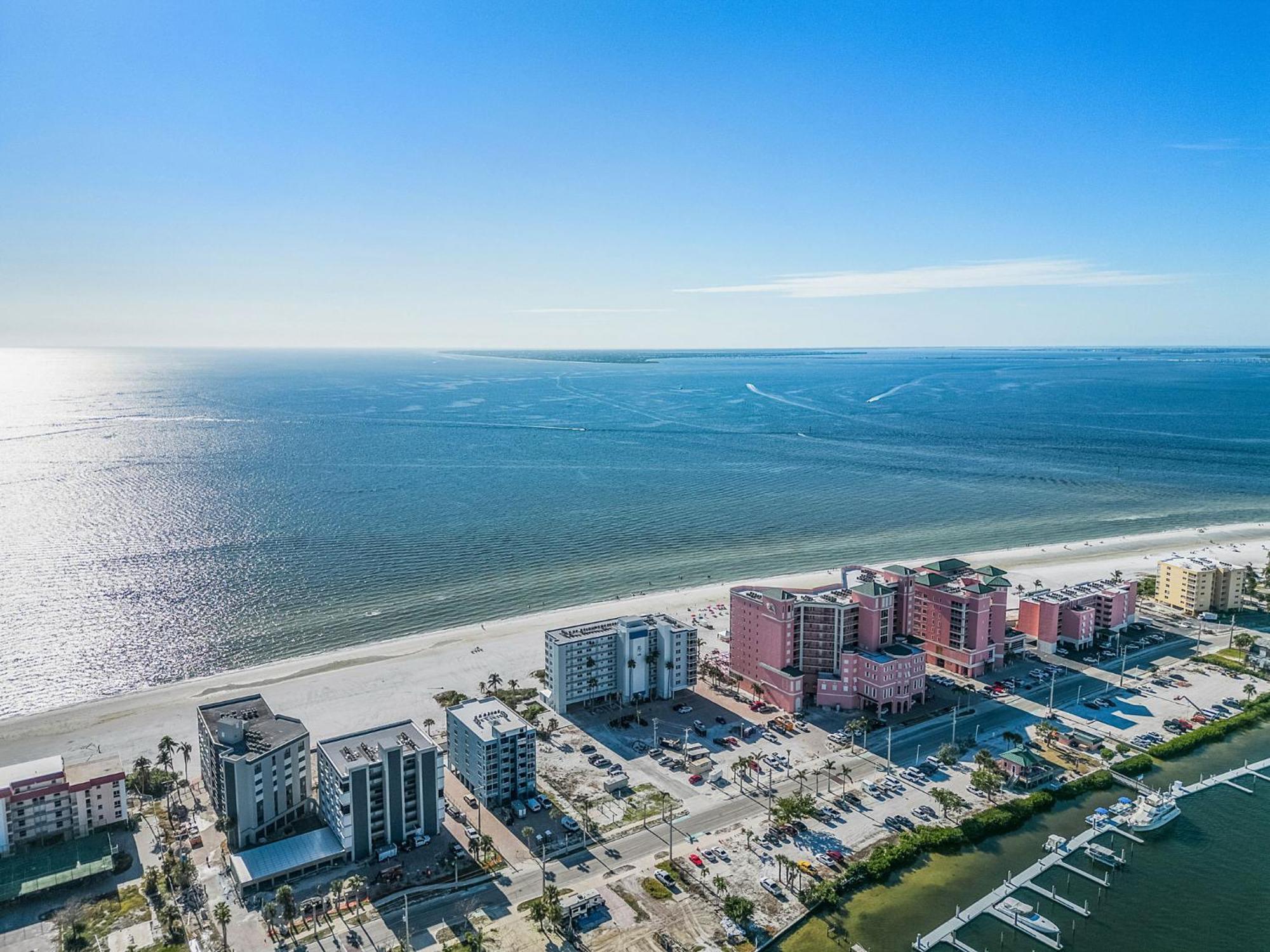 Estero Island 2br: Gulf Views, Pool, & Bbq Area Holiday home *