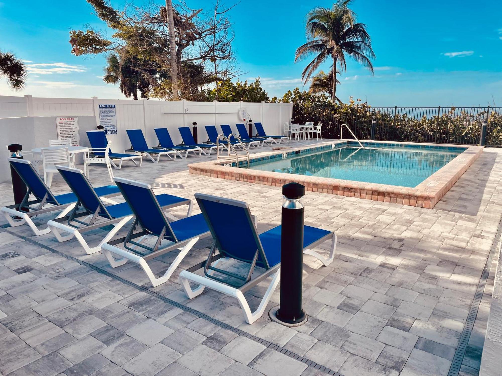 Estero Island 2br: Gulf Views, Pool, & Bbq Area Holiday home *
