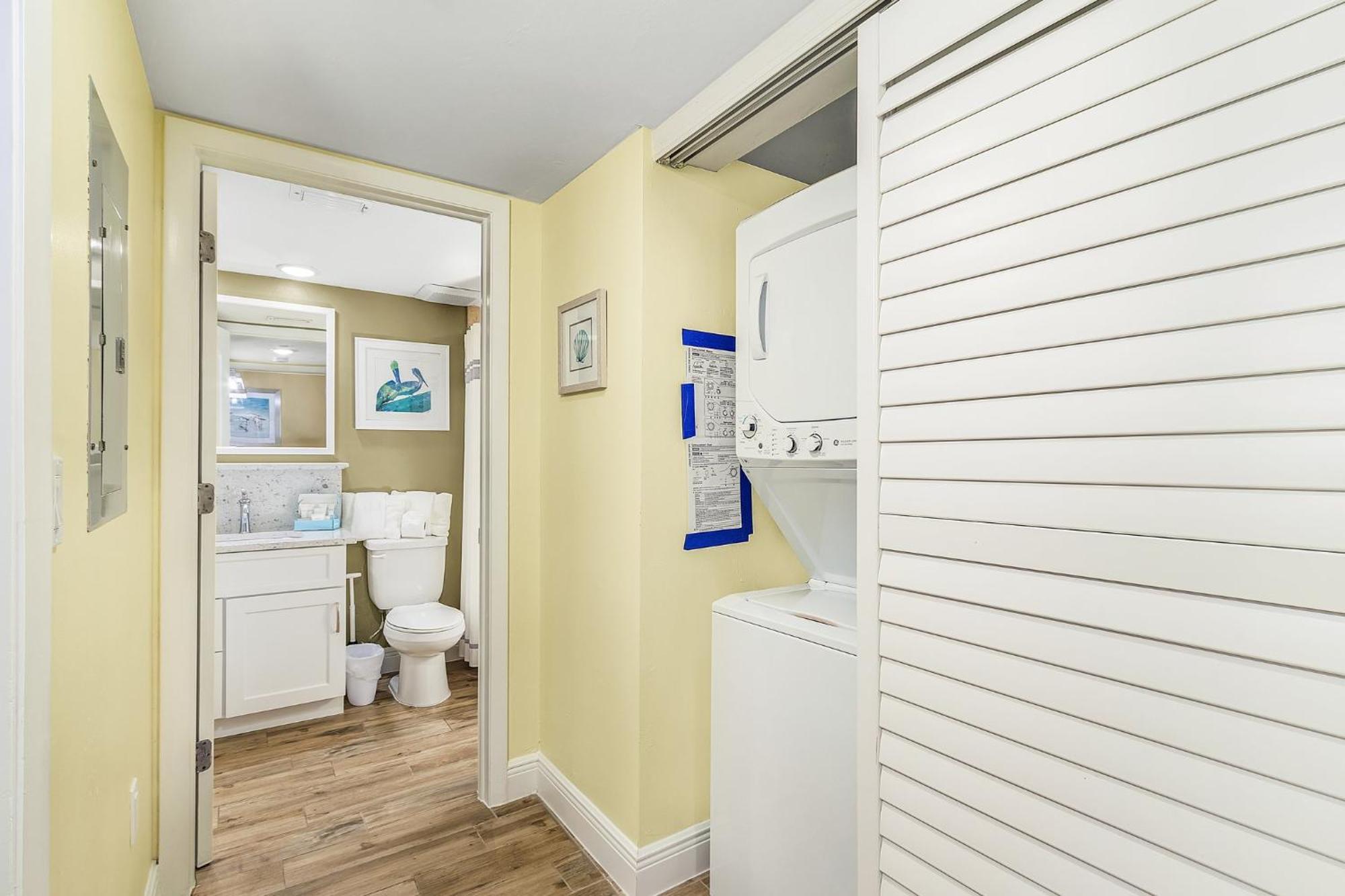 Beachfront Bliss: Views, Pool, Walk To Times Sq! Fort Myers Beach