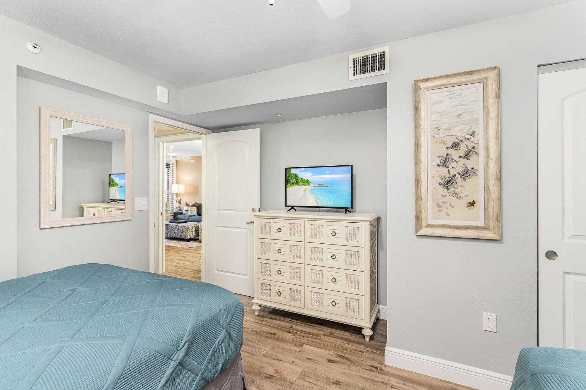 Beachfront Bliss: Views, Pool, Walk To Times Sq! Holiday home *
