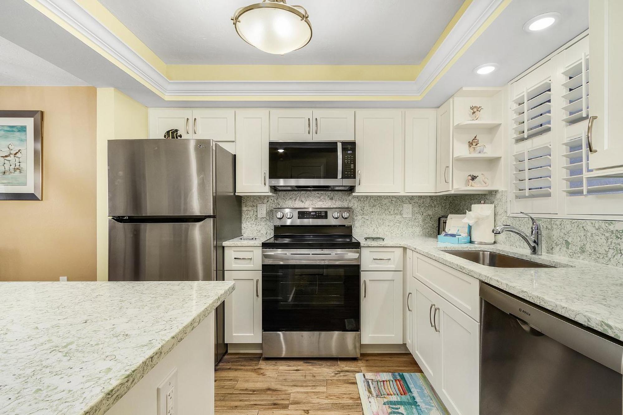 Beachfront Bliss: Views, Pool, Walk To Times Sq! Holiday home