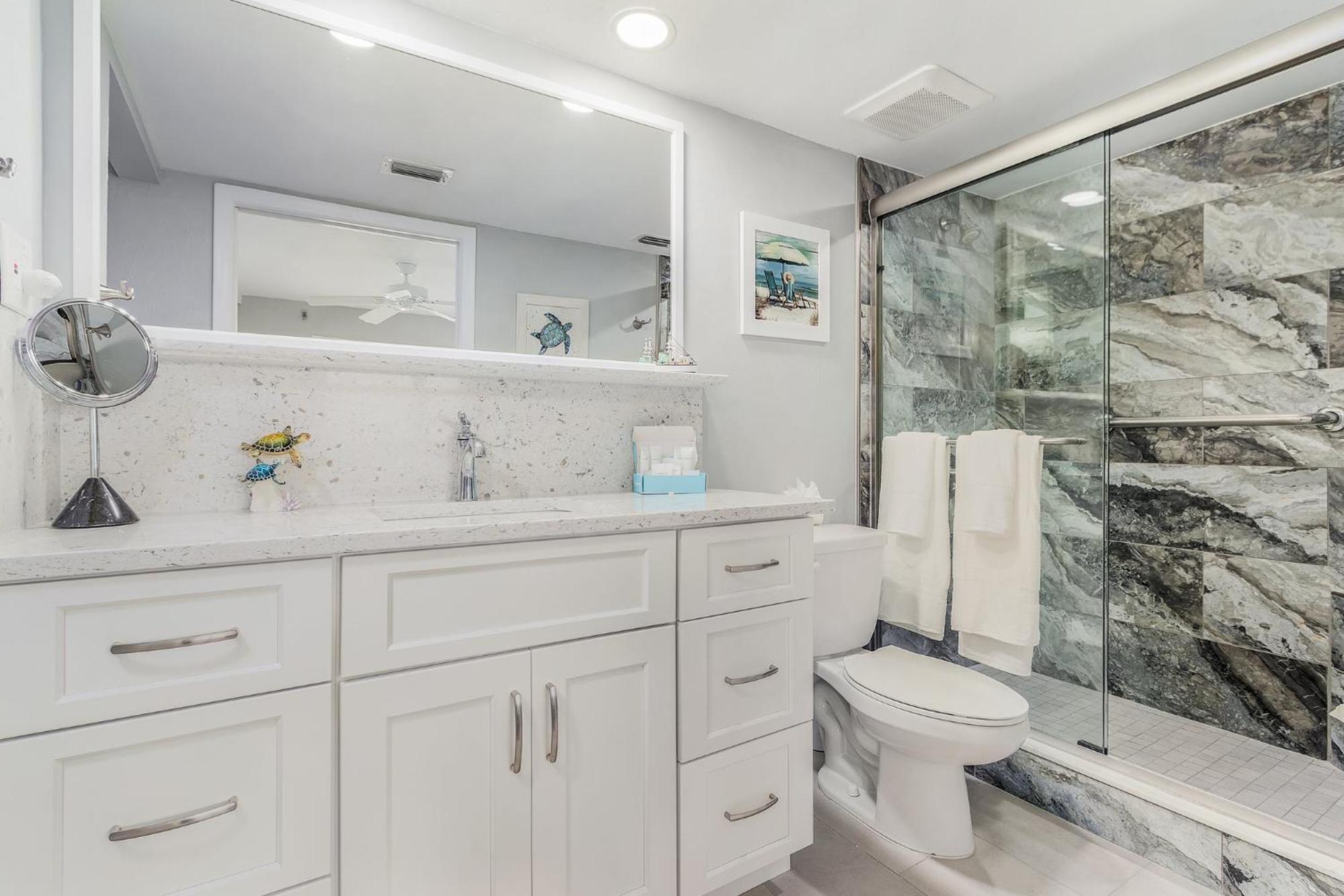 Beachfront Bliss: Views, Pool, Walk To Times Sq! Holiday home *