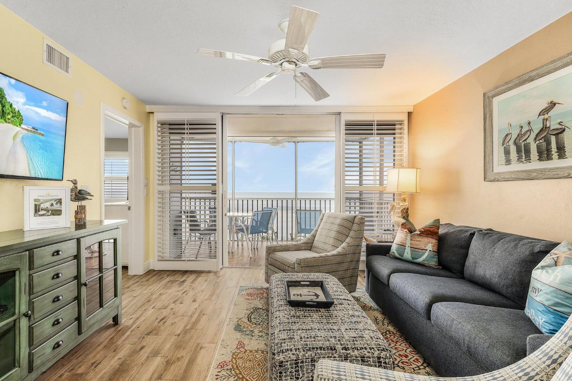 Beachfront Bliss: Views, Pool, Walk To Times Sq! Holiday home Fort Myers Beach