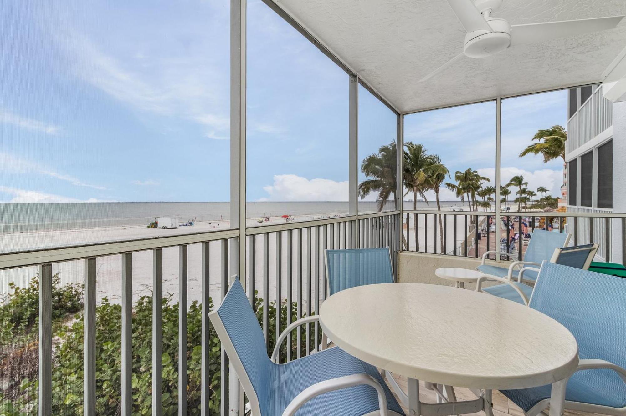 Beachfront Bliss: Views, Pool, Walk To Times Sq! Holiday home *