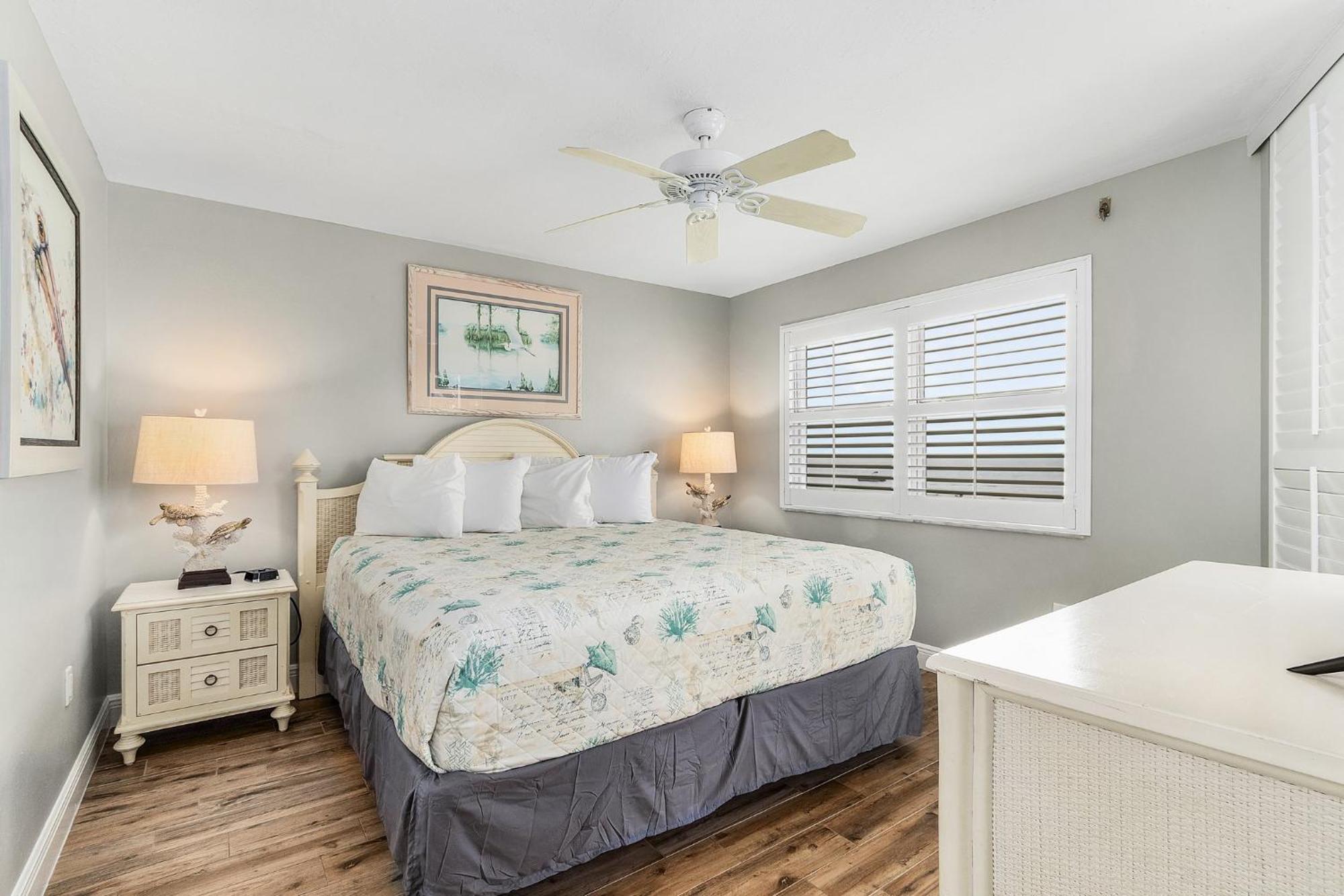 Beachfront Bliss: Views, Pool, Walk To Times Sq! Holiday home