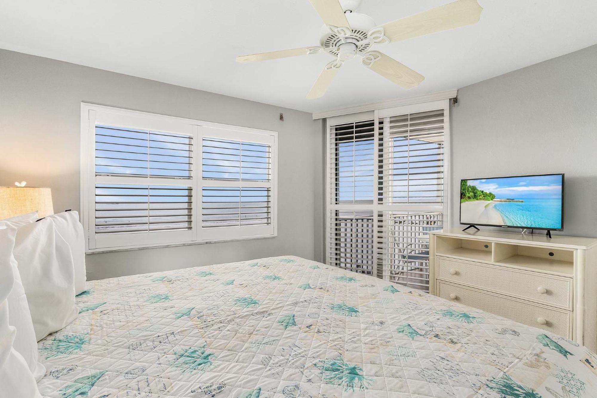 Beachfront Bliss: Views, Pool, Walk To Times Sq! Holiday home Fort Myers Beach