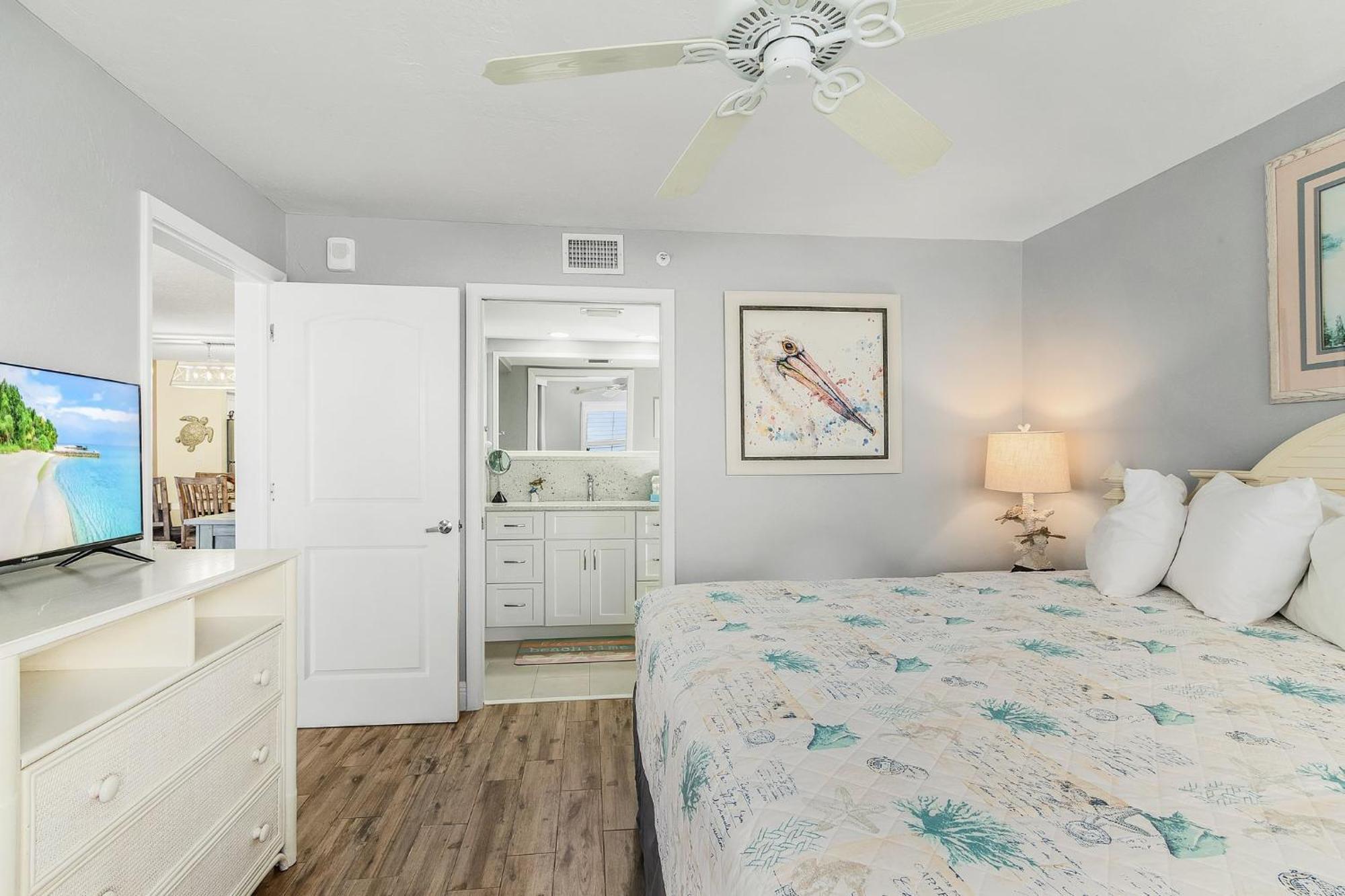 Beachfront Bliss: Views, Pool, Walk To Times Sq! Holiday home
